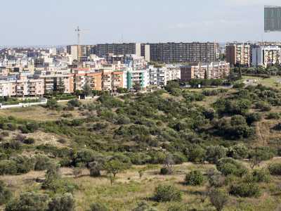 E sullo sfondo ecco i palazzi del quartiere San Paolo, alcuni dei quali costruiti proprio a ridosso del Tiflis